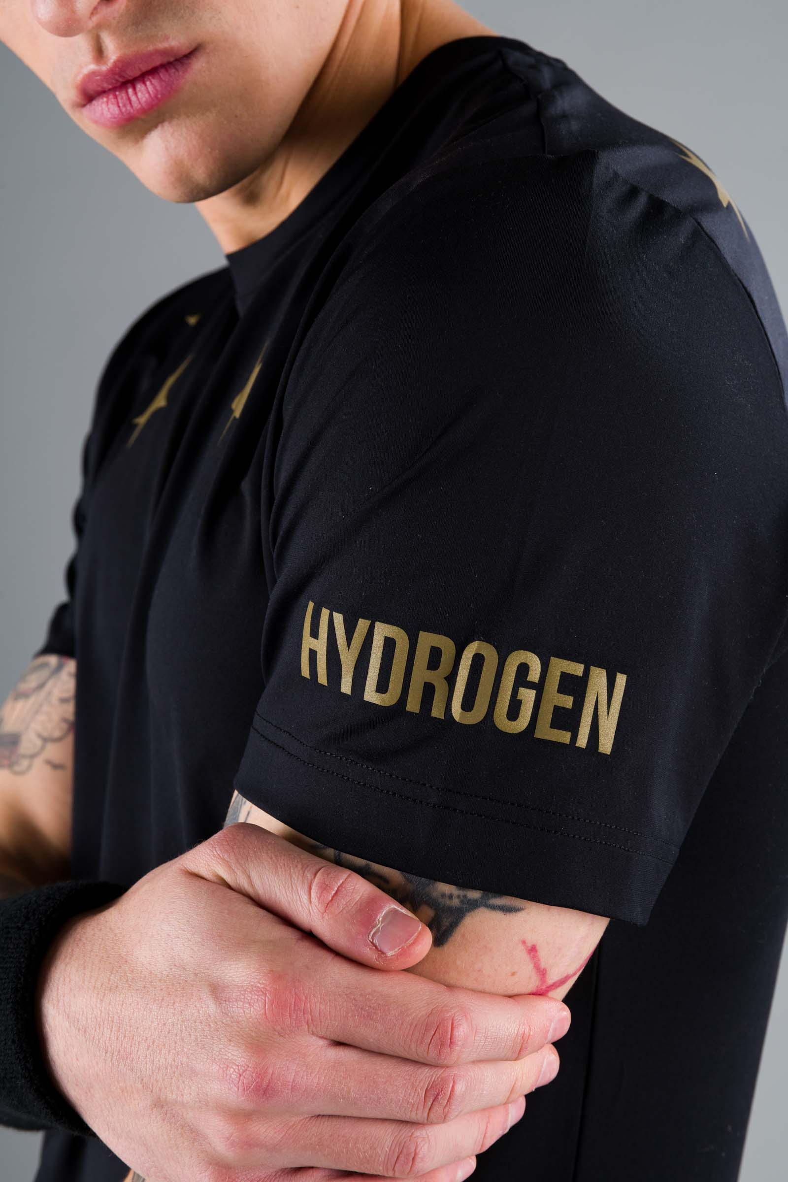 STAR TECH TEE - BLACK/GOLD - Abbigliamento sportivo | Hydrogen